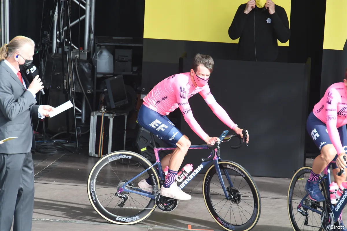 Urán sluipt weer naar plek twee in de Tour: 'Belangrijk dat niemand tijd pakte'