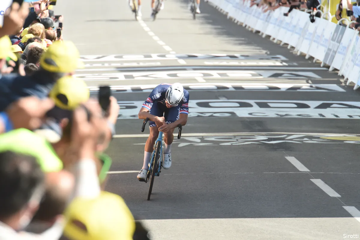 Van der Poel siert voorpagina's, columnisten pakken uit: 'Dát is pas een eerbetoon'