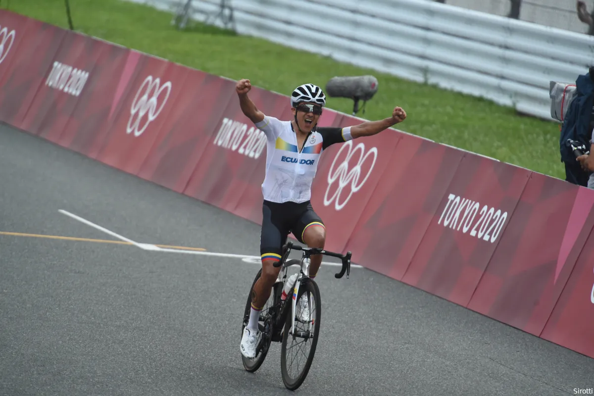 Carapaz stoomt naar olympische titel namens Ecuador; Van Aert zilver, Pogacar brons