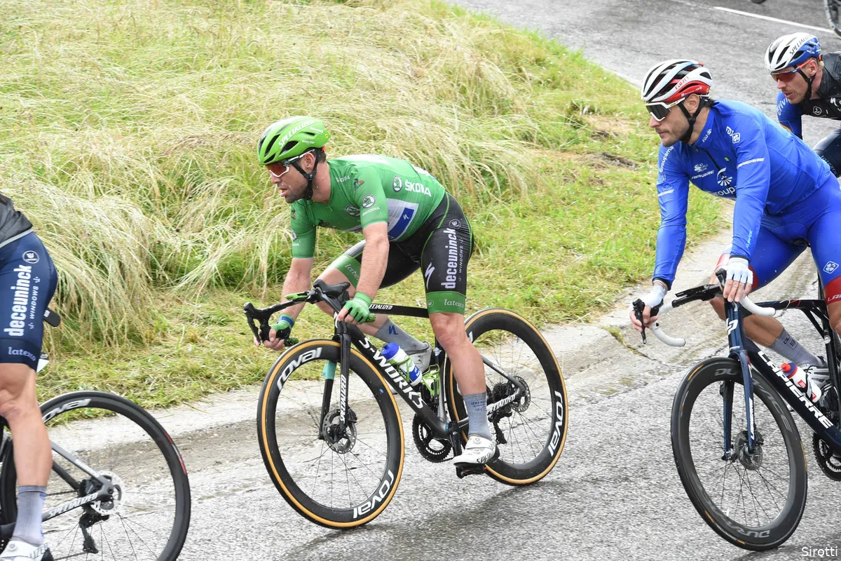 Cavendish ruim binnen de tijd; Brit vindt zelfs tijd om Tommy Simpson te eren op de Ventoux