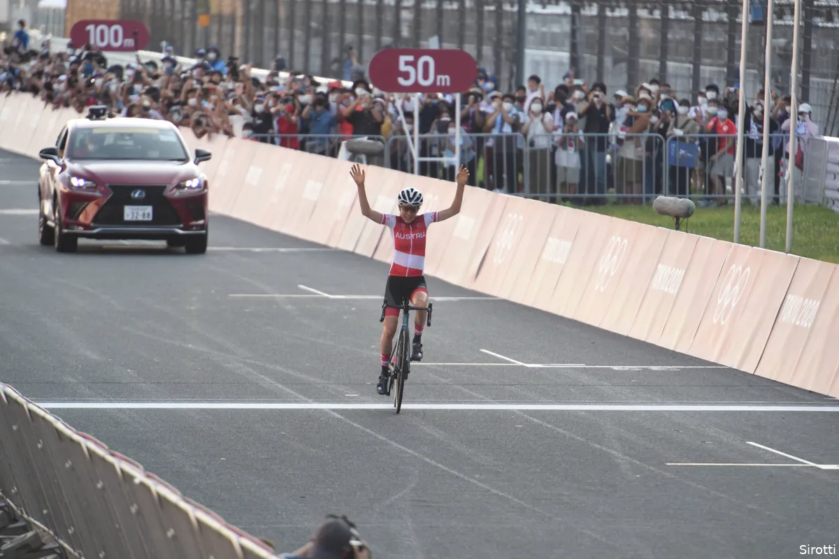 Totale misrekening in Tokio: Kiesenhofer stunt met goud, Van Vleuten pakt zilver
