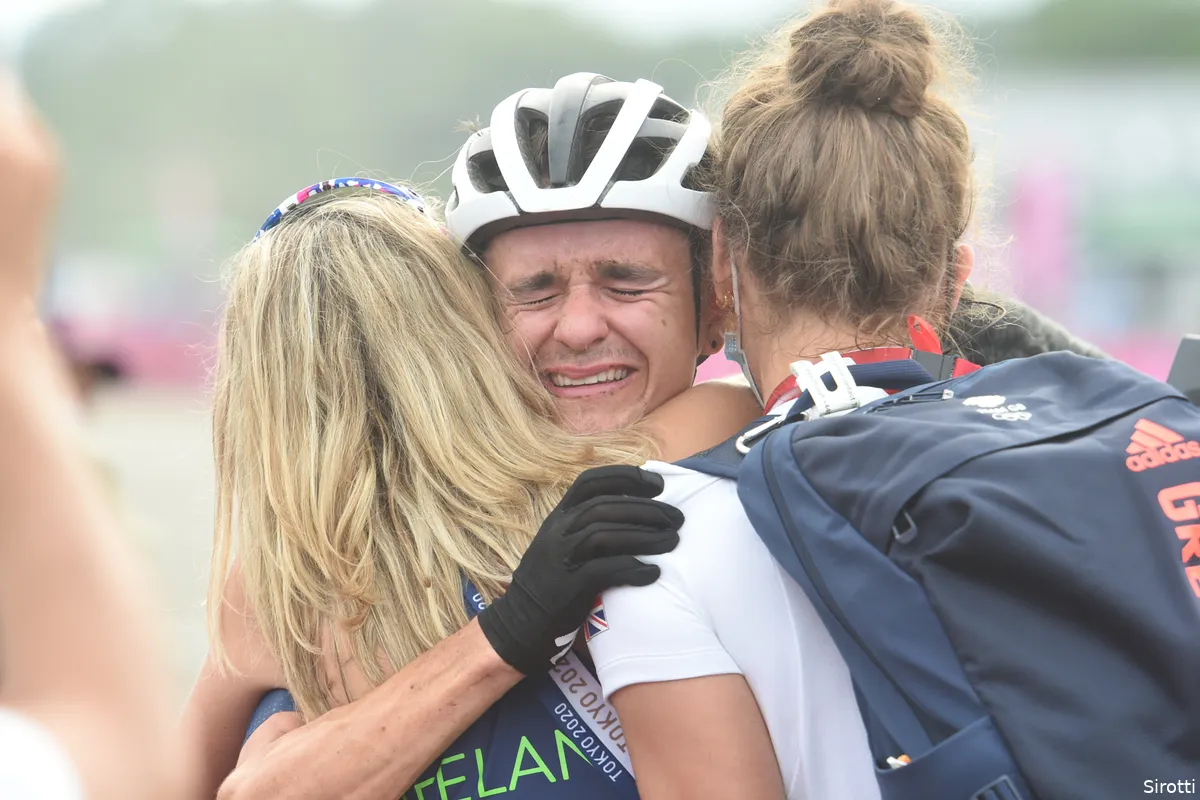 Pidcock emotioneel na olympisch goud: 'Geen goede race gereden na sleutelbeenbreuk'