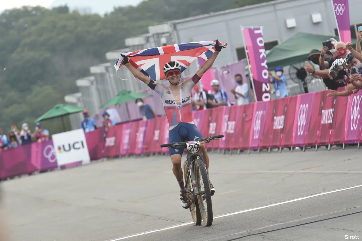 Pidcock vliegt naar olympisch mountainbikegoud, Van der Poel geeft op na crash