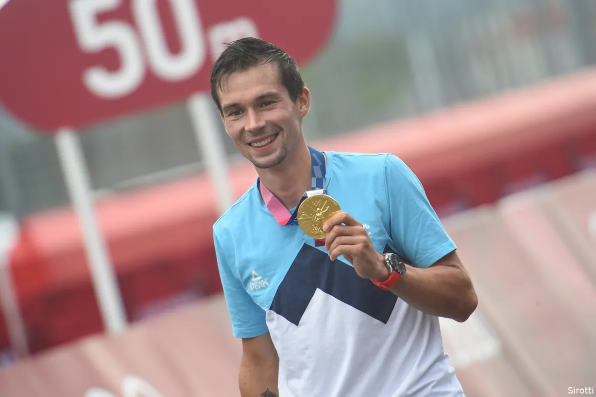 Roglic straalt na 'hele speciale' olympische medaille: 'Geweldig na alle tegenslag'