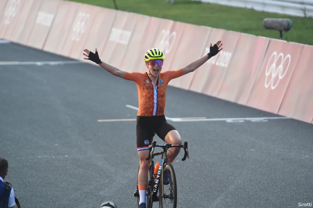 Van Vleuten met 'mixed feelings' na behalen zilveren medaille: 'Er was veel miscommunicatie'