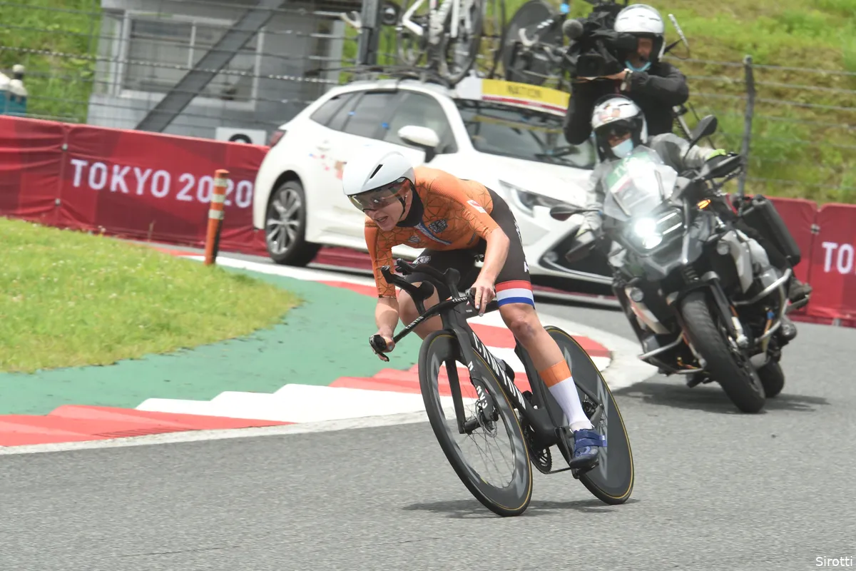 Van Vleuten tevreden met brons: 'Reed super goed, maar Reusser en Van Dijk waren beter'