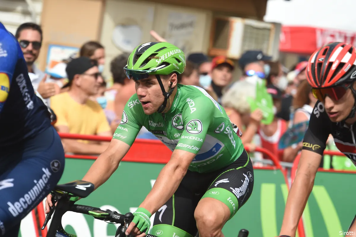 Jakobsen bedankt renners in de bus: 'Zonder hen had ik de tijdslimiet nooit gehaald'