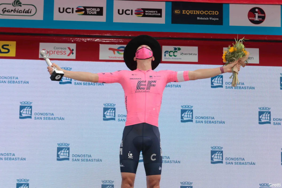 Powless dankt fietscomputer na zege in Clasica: 'Zag dat er een scherpe bocht aan kwam'