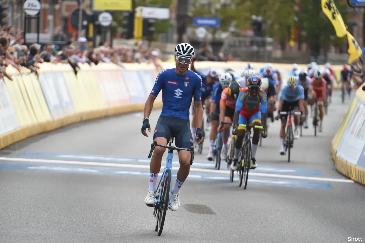 Baroncini wereldkampioen bij beloften na krankzinnige race, Kooij sprint naar brons