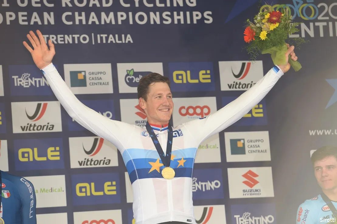 Küng wint EK tijdrijden, maar grote doel ligt over tien dagen: 'Daar wil ik een andere trui winnen'