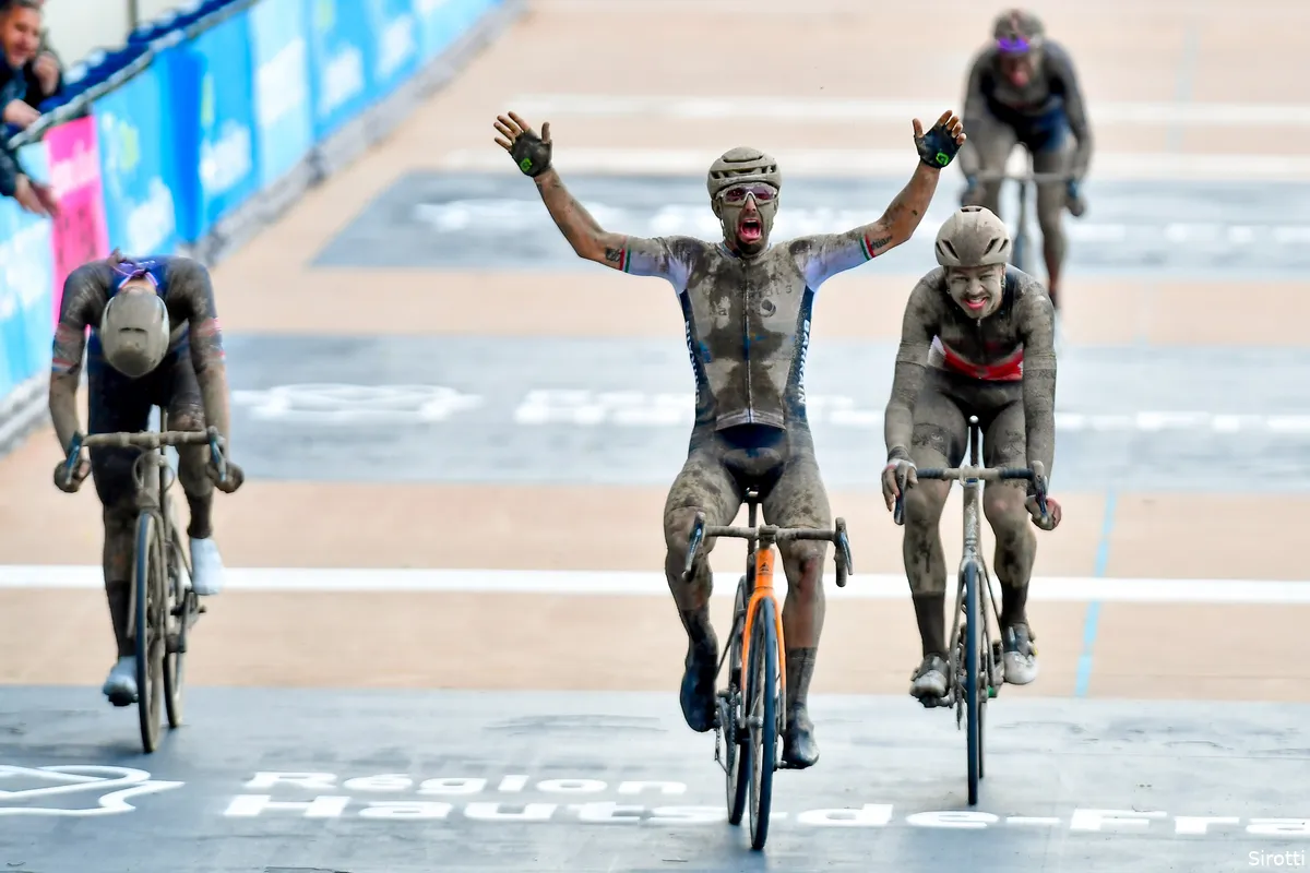 Colbrelli klopt Van der Poel in heroïsche moddereditie van Parijs-Roubaix