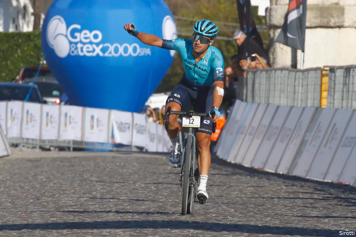 Lutsenko weet Wellens voor te blijven in Clásica Jaén Paraiso: 'Plan was om eerder aan te vallen dan hij'