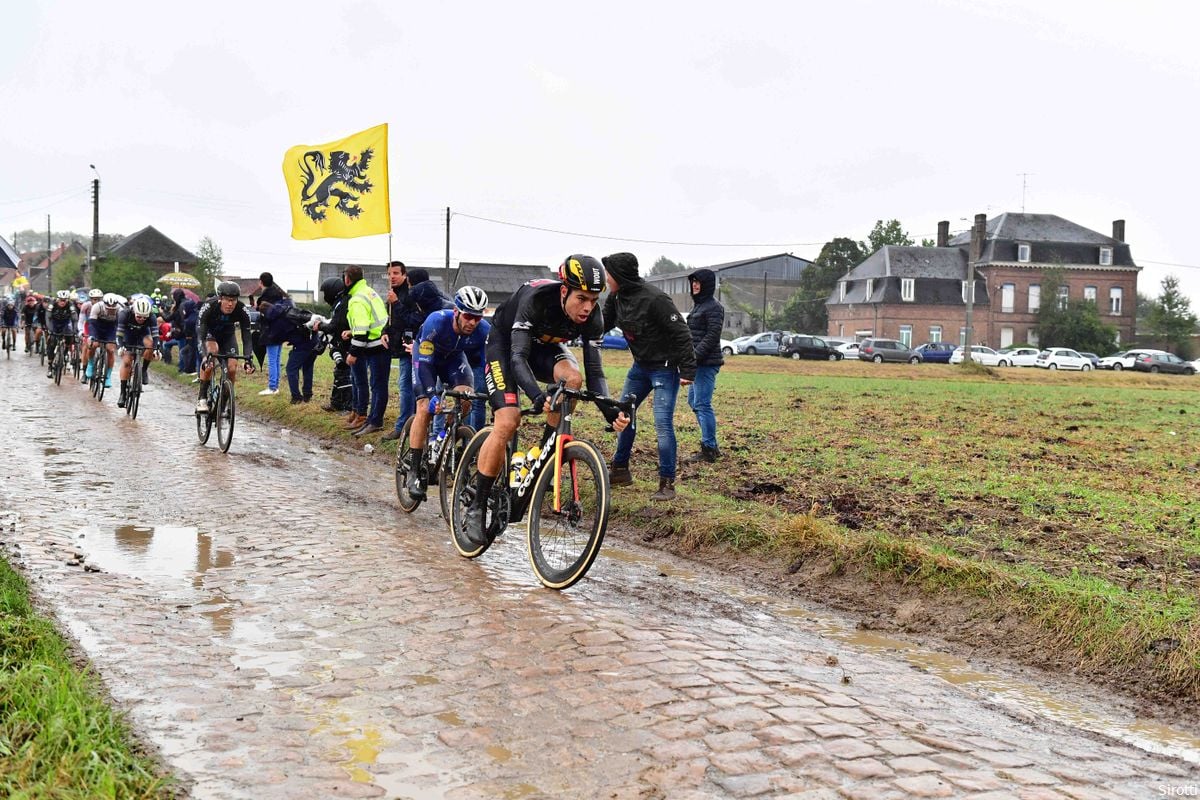 Topfavoriet Van Aert na zevende plek in Roubaix: 'Zat te ver toen Van der Poel versnelde'
