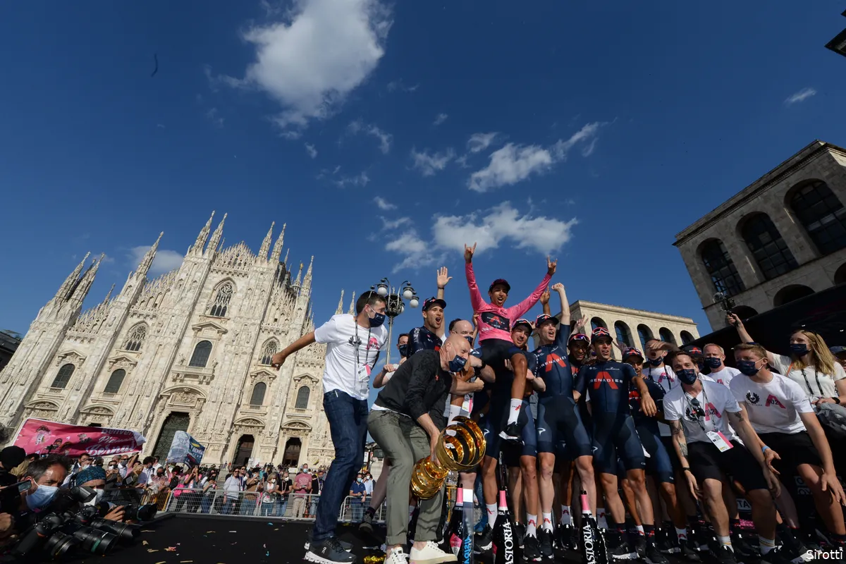 Wielerwereld in shock na harde crash Bernal: 'Geloof dat het seizoen er praktisch op zit'