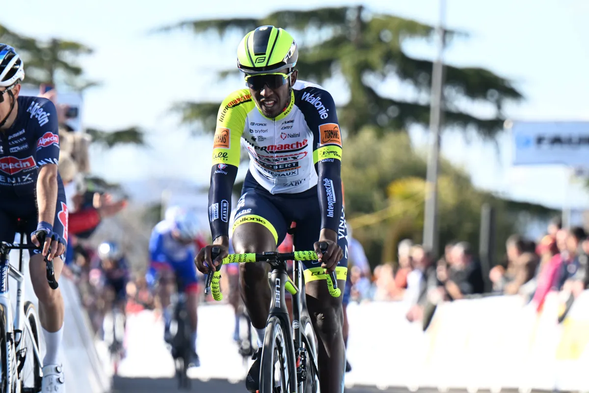 Girmay bekroont ijzersterke koers met vijfde plaats: 'Heb niet eens het parcours verkend'