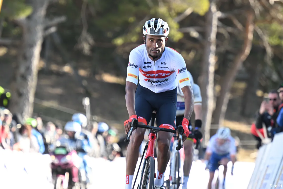 Trek-Segafredo houdt na horrorcrash vertrouwen in Ghebreigzabhier, die zelf voor de Tour wil gaan