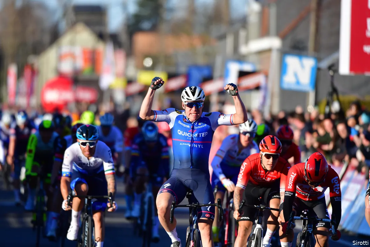 Zware val met Groenewegen en veel Jumbo-Visma's ontsiert spurt in Hongarije; Jakobsen wint