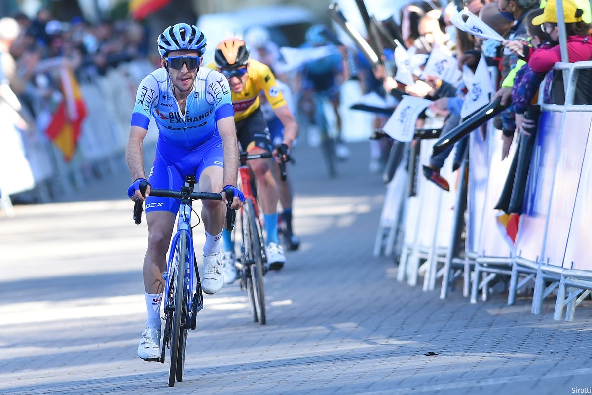 Simon Yates tankt vertrouwen voor Giro met zege in openingsrit Asturië