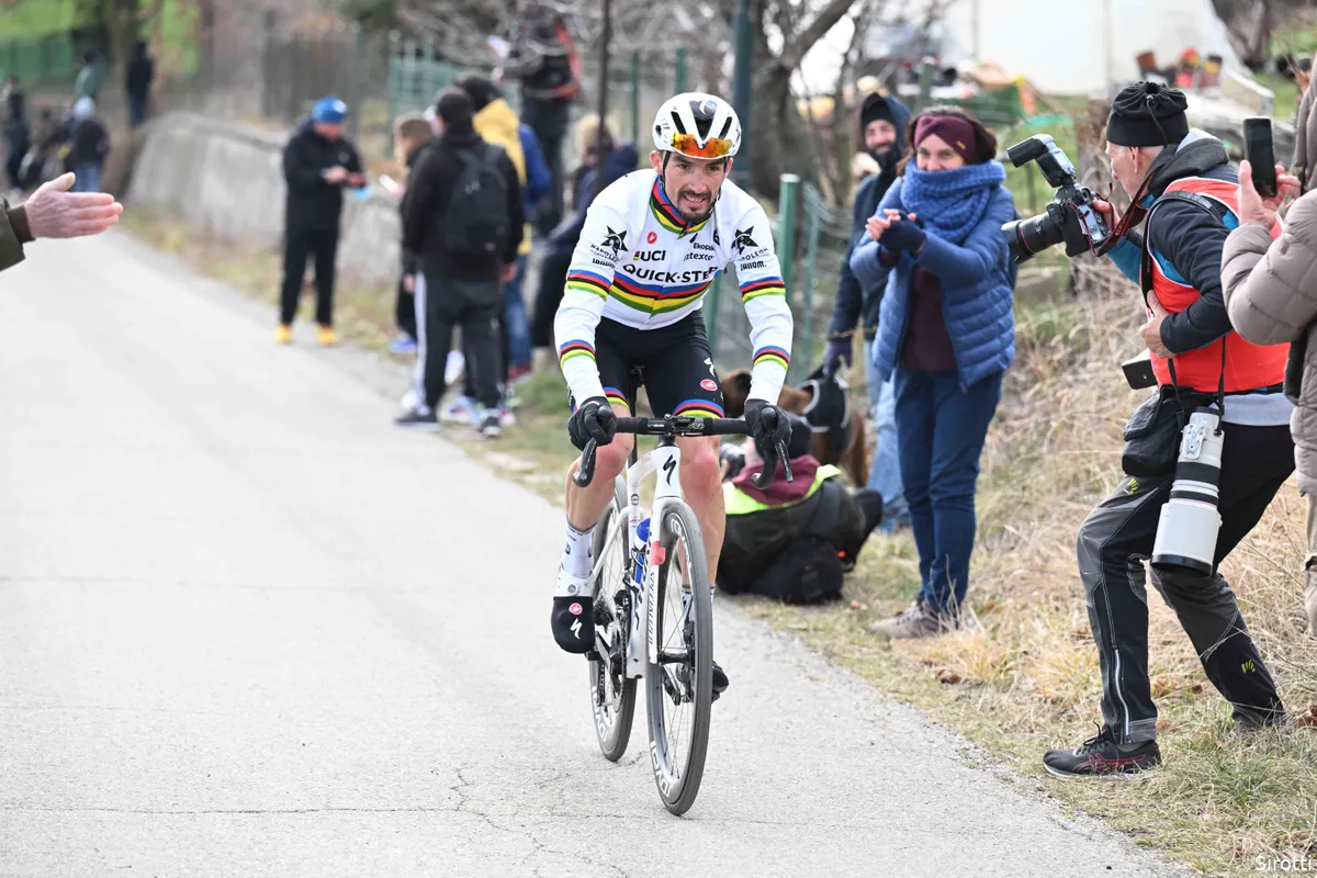 Alaphilippe verlost van rugpijn na Strade-val: 'Het werk zal snel zijn vruchten afwerpen'