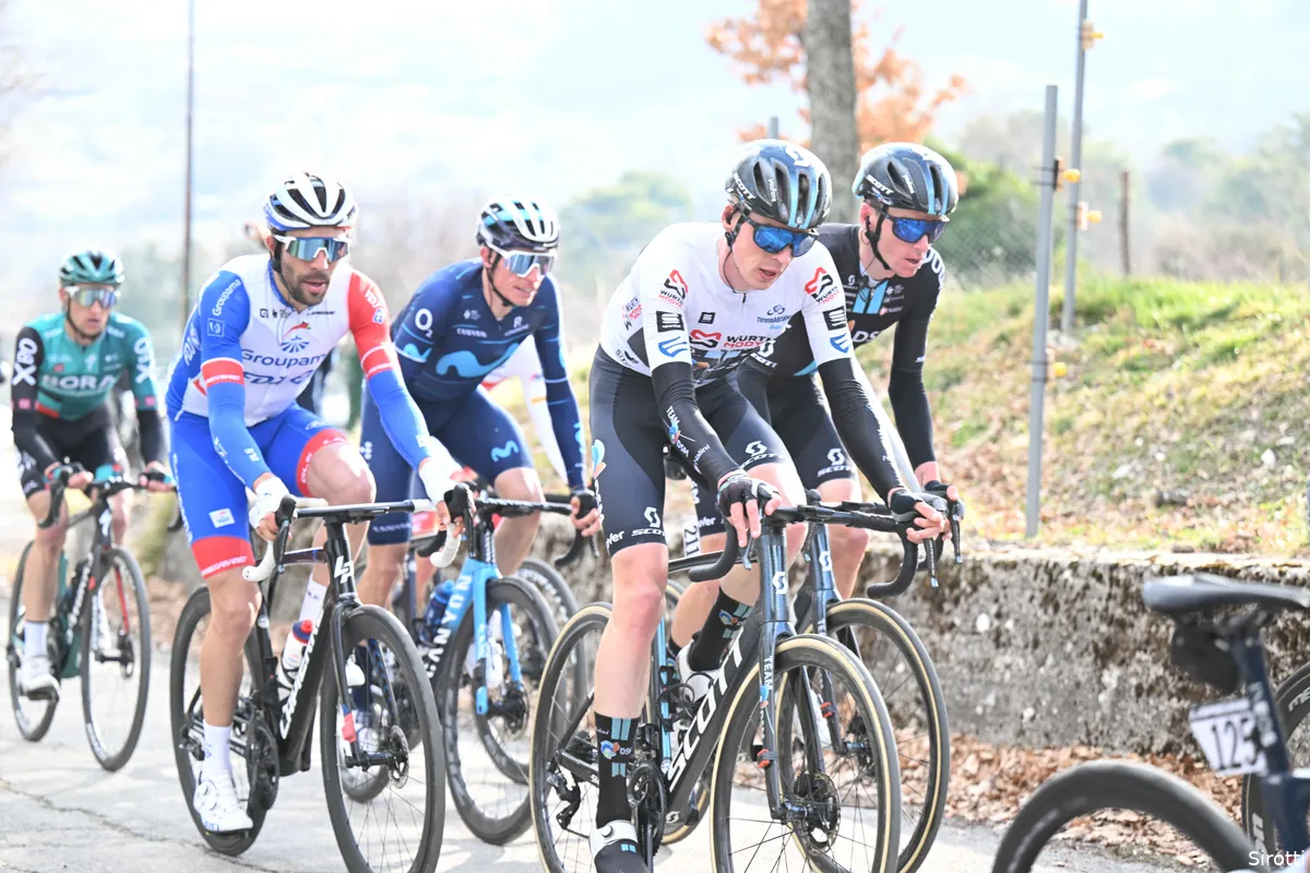 Arensman had het moeilijk, maar bleef vechten: 'Erg speciaal dat Bardet bij me bleef'