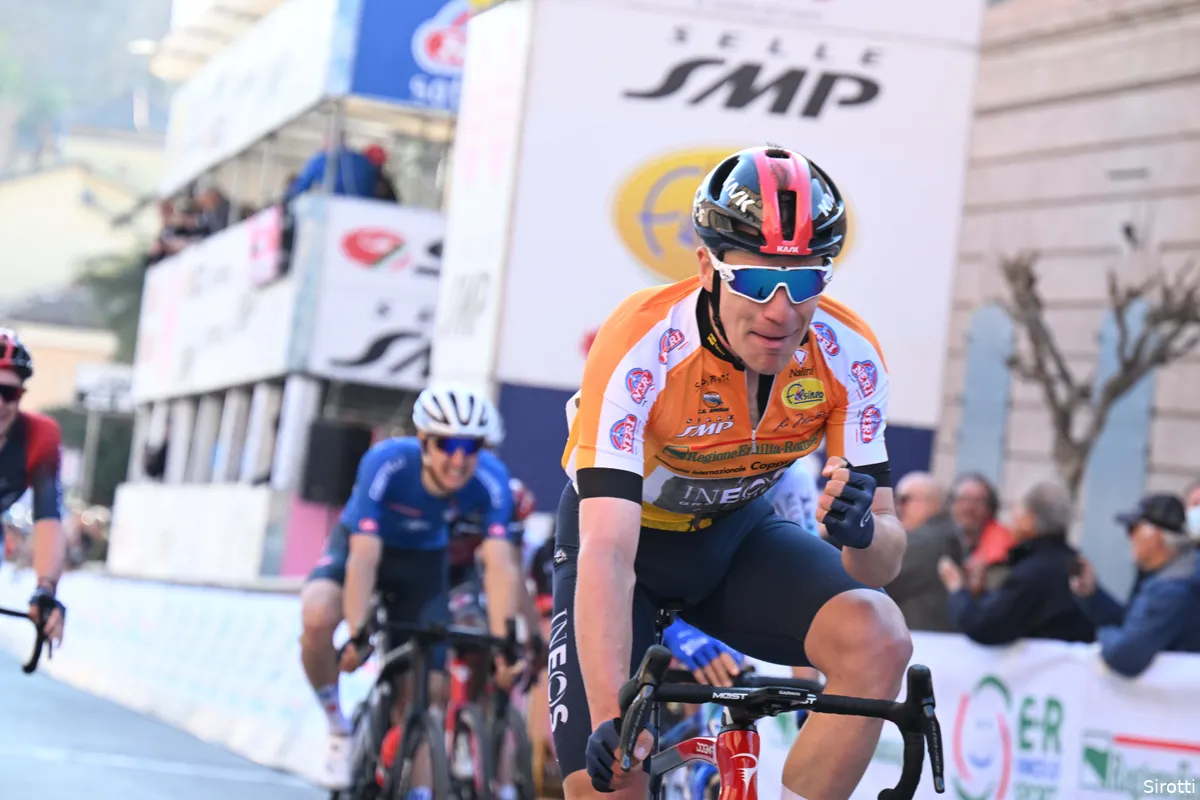 Van der Poel animeert met aanvallend werk in Coppi e Bartali, maar ziet ijzersterke Hayter winnen