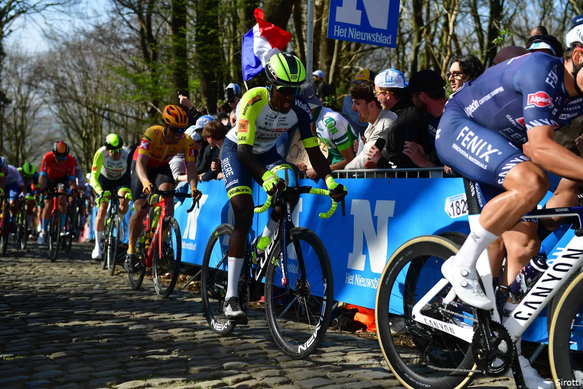 Girmay schrijft geschiedenis: 'Probeerde slim te rijden, want iedereen keek naar Van Aert'