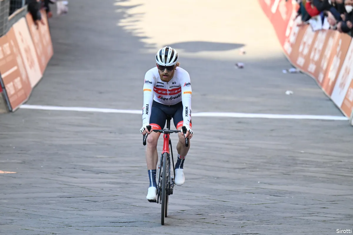 Kuss twee keer tegen de grond in Strade Bianche, Simmons tevreden met resultaat