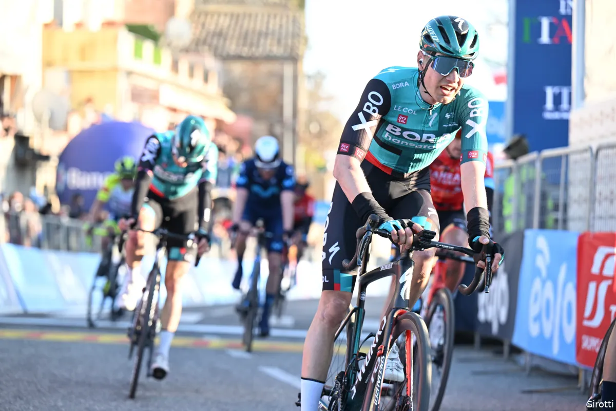 Arensman naar plek drie met hulp van superhelper Bardet, Kelderman houdt stand op plaats tien