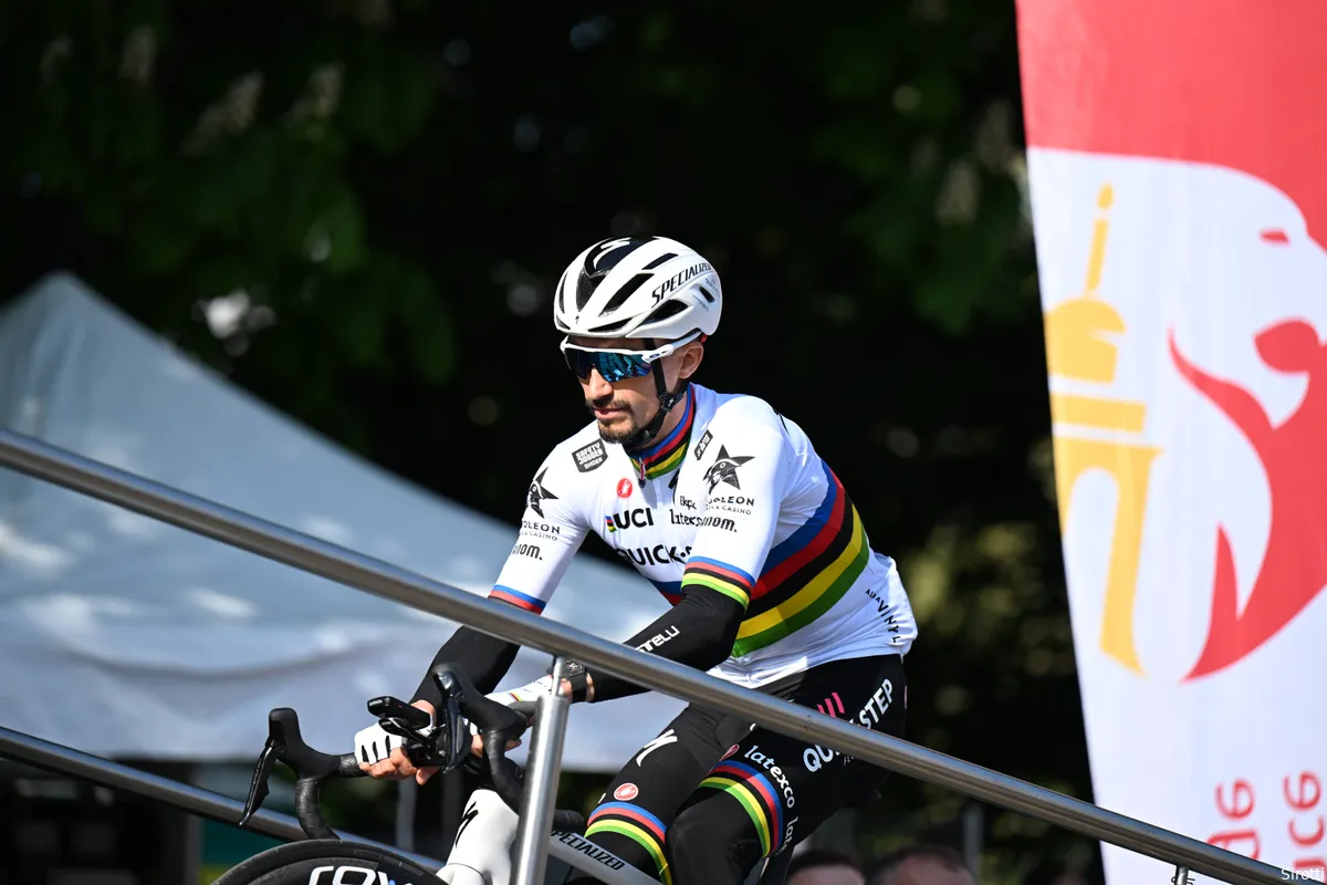 Alaphilippe maakt alweer grapjes, maar: 'Hij heeft niet eerder zo'n donkere periode meegemaakt'