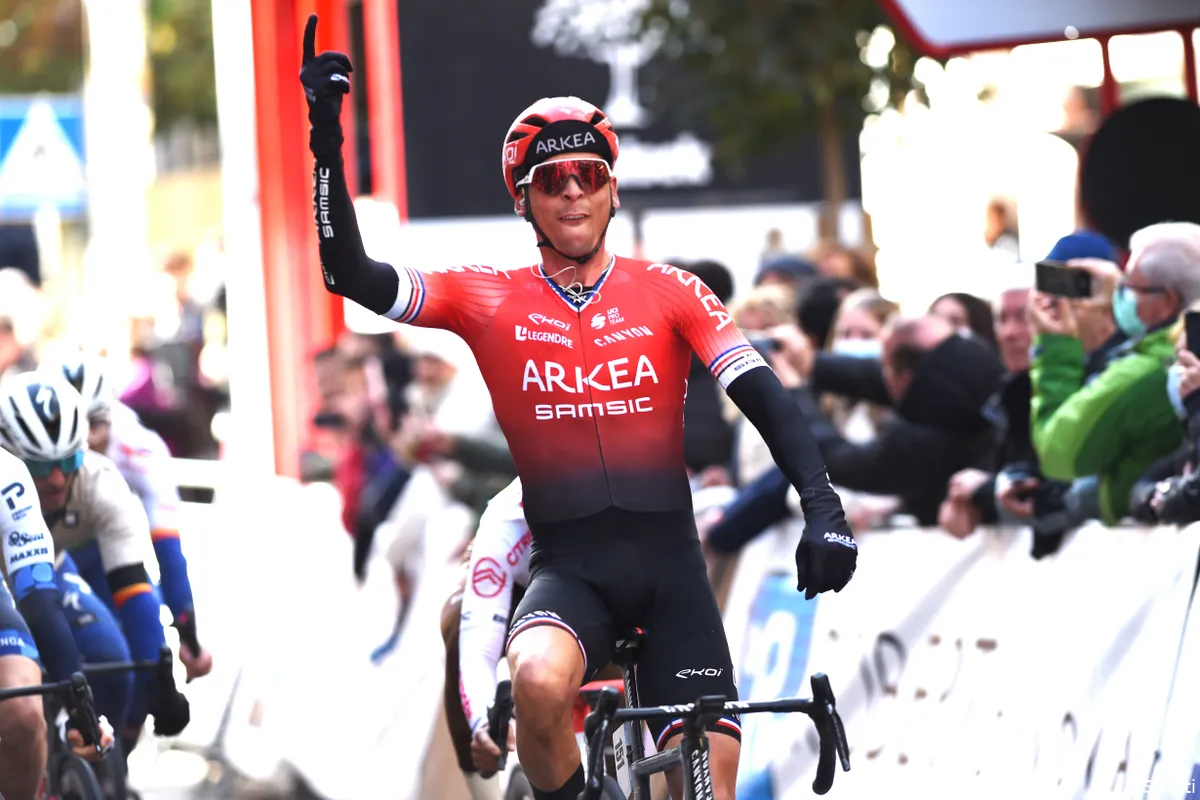 Tevreden Barguil lacht na sprintzege in GP Indurain: 'Gebeurt me niet dagelijks'