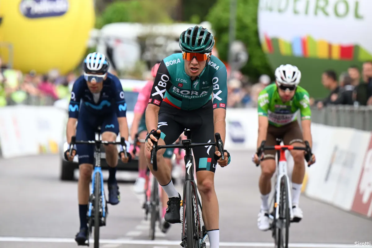 Uijtdebroeks ziet 'jonkies' Evenepoel en Ayuso in wereldtop: 'Alles is al professioneel'