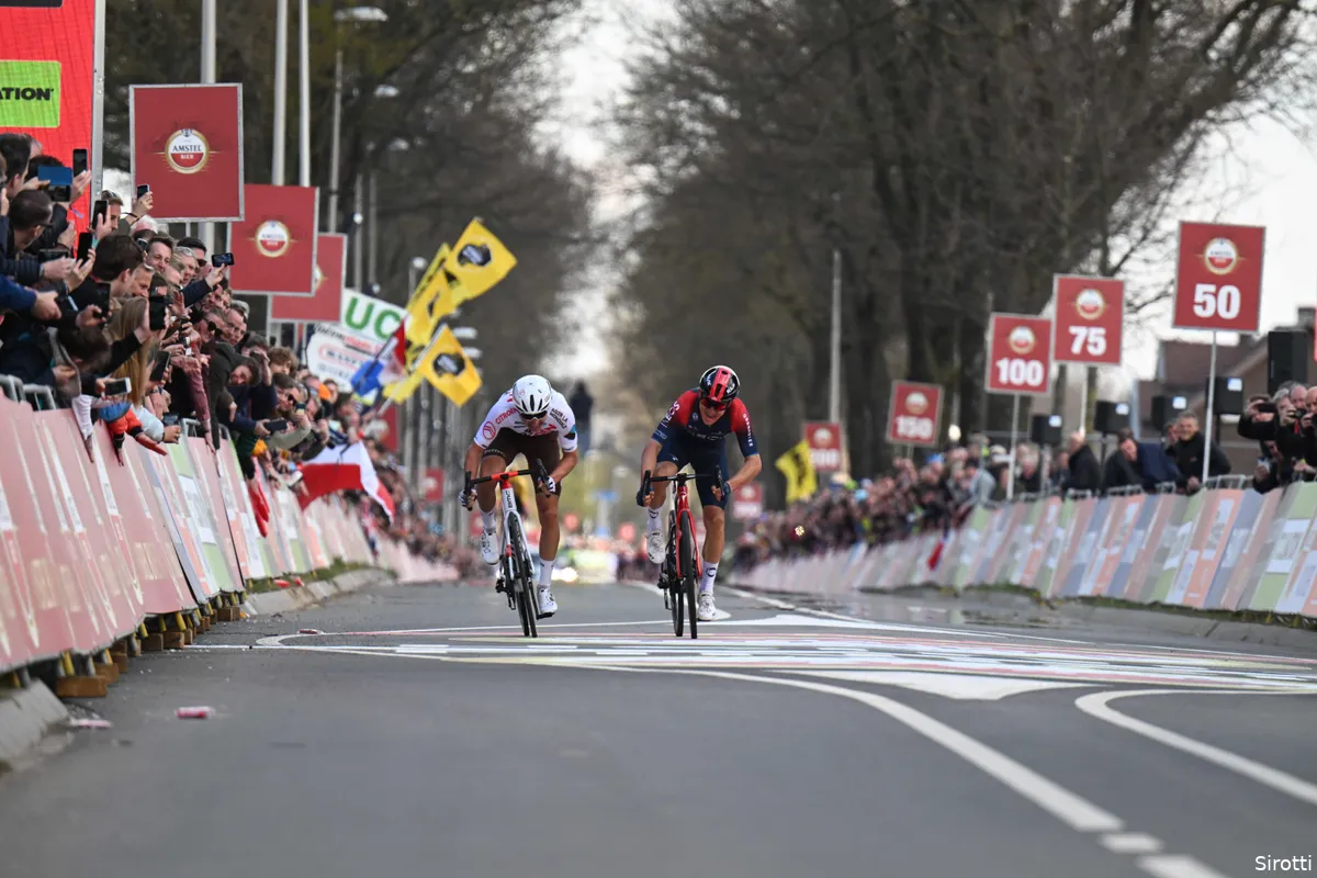 Wéér een fotofinish in Amstel Gold Race: Kwiatkowski klopt Cosnefroy in millimetersprint