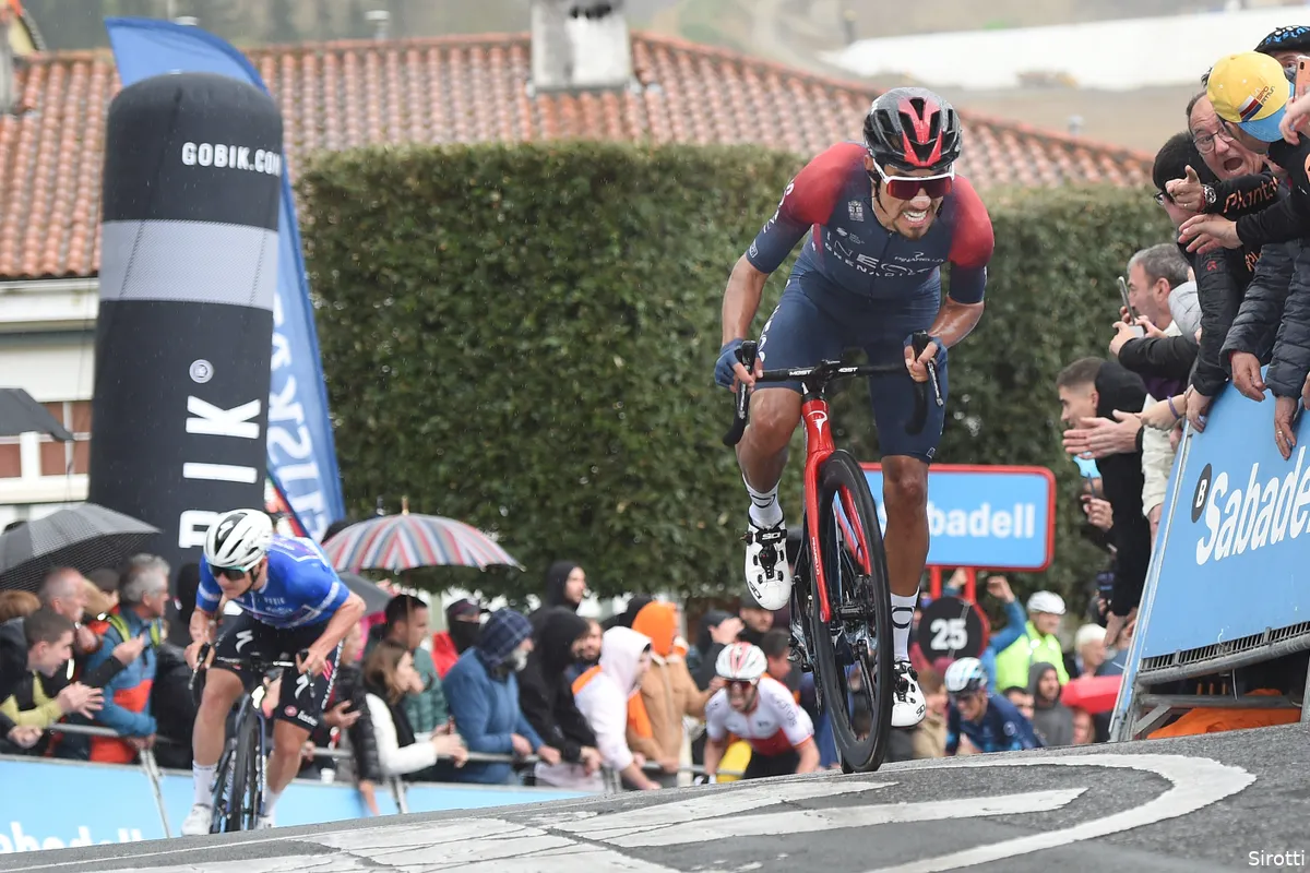 Izagirre wint turbulente slotrit Baskenland, Martínez pakt eindzege na lossen Evenepoel