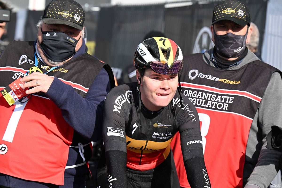 Lotte Kopecky degradeert tegenstand bij sprintje heuvelop in eerste etappe Ronde van Burgos