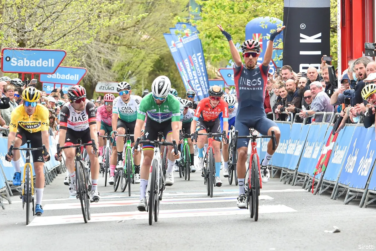 Martínez verrast met spurtwinst in het Baskenland; Alaphilippe voor tweede dag op rij geklopt