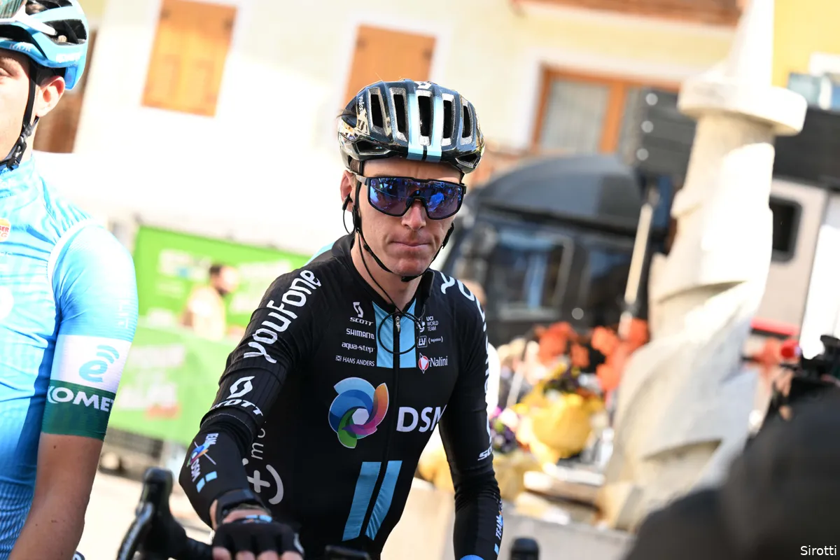 Bardet bedacht zich geen moment en schoot Alaphilippe te hulp: 'Hij kon niet ademen'