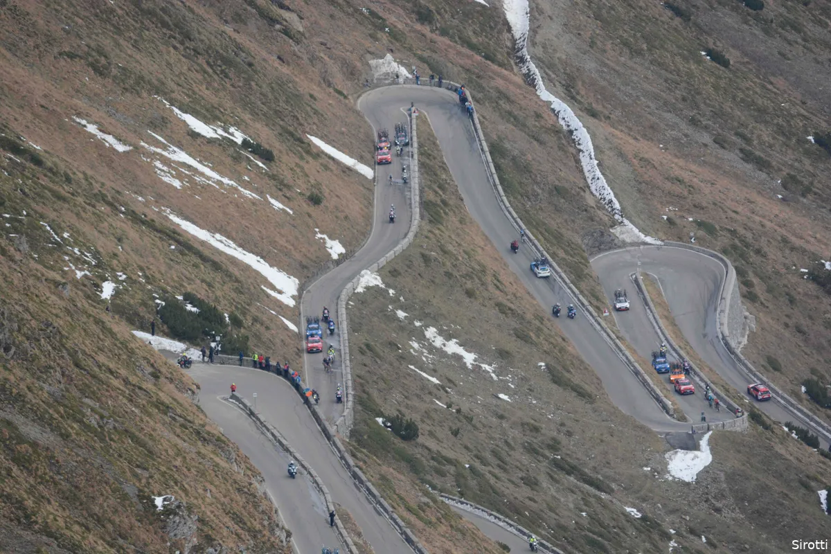 Finisht de Giro d'Italia van 2025 bovenop de Passo dello Stelvio!? 'We hebben Vegni gevraagd'