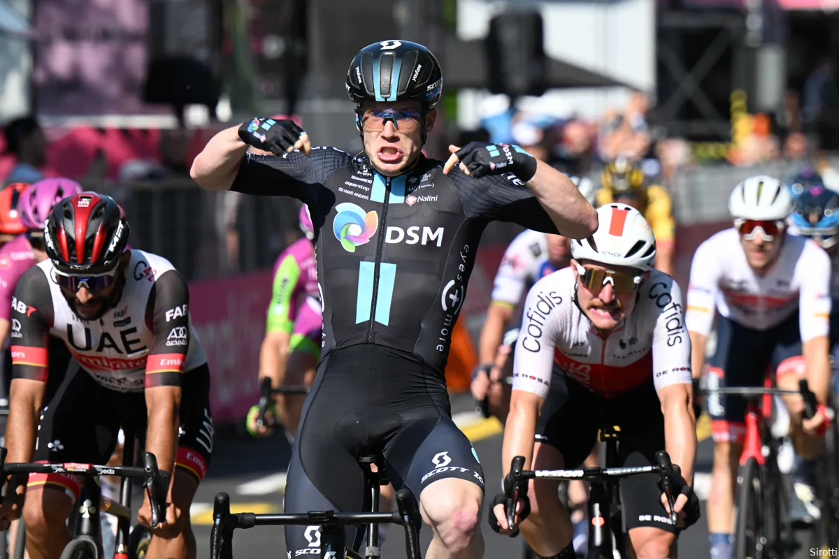 Alberto Dainese (Team DSM) stunt met ritwinst na razendsnelle etappe in Giro d'Italia
