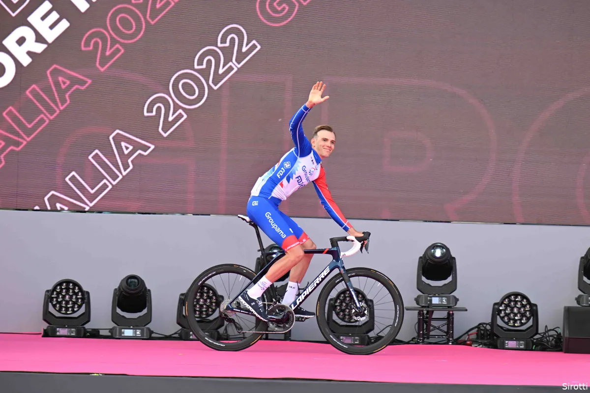 Thuisrijder Valter analyseert aankomst openingsrit Giro: 'Zware taak voor Van der Poel'