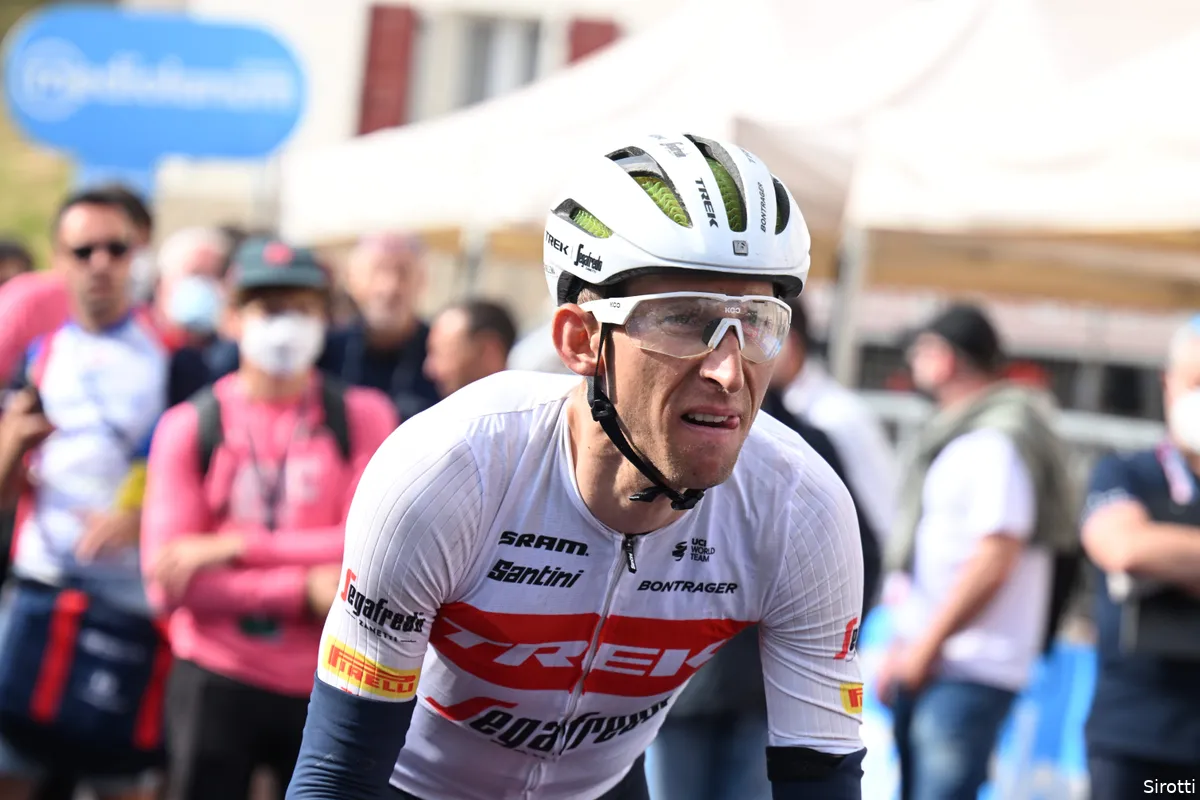 Lachende Mollema met 'grote kater' én blauw oog aan Girostart: 'Discussie met de ploegleider'