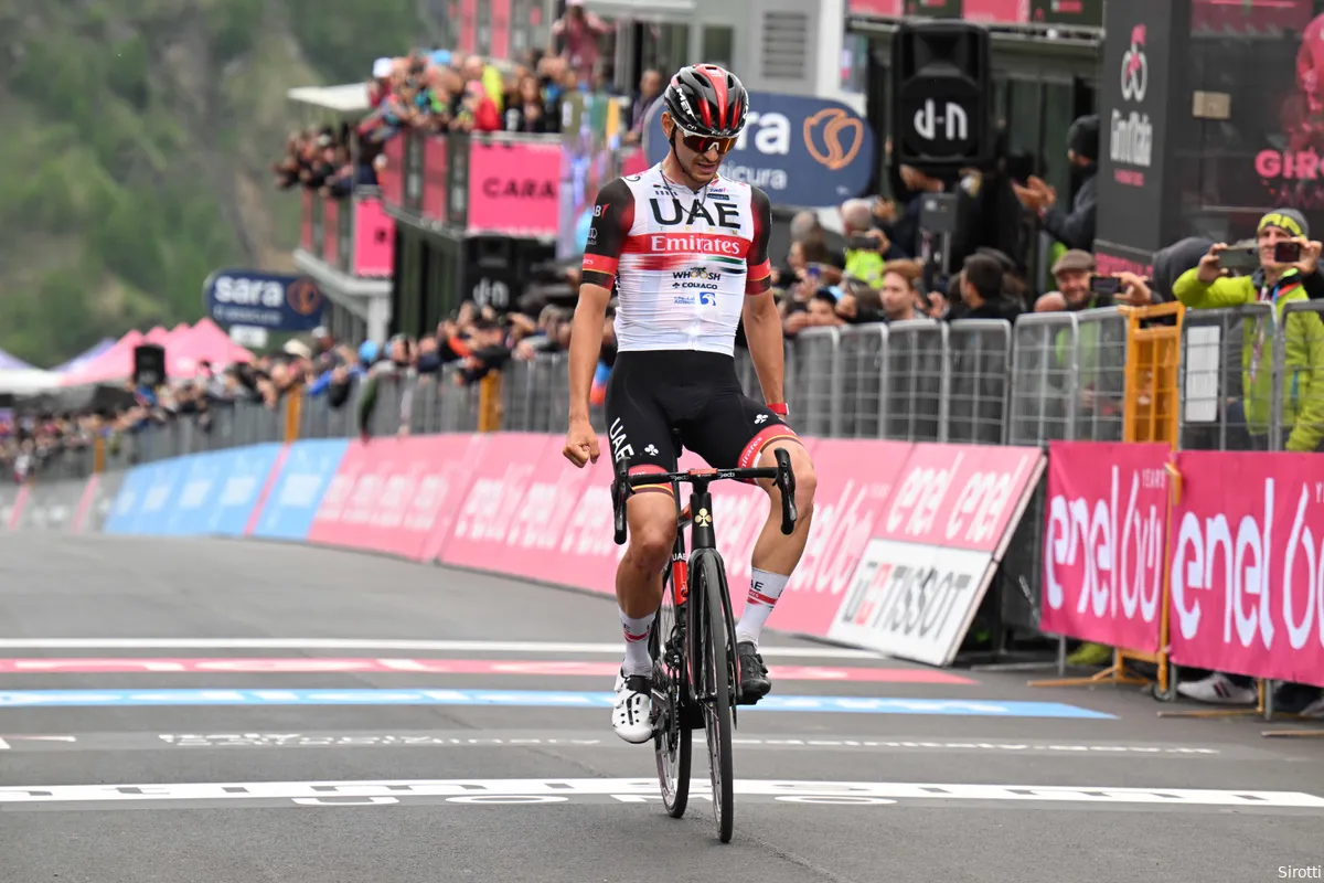 Hindley doet gooi naar eindzege Giro met fenomenale klimprestatie op Passo Fedaia; Covi wint rit