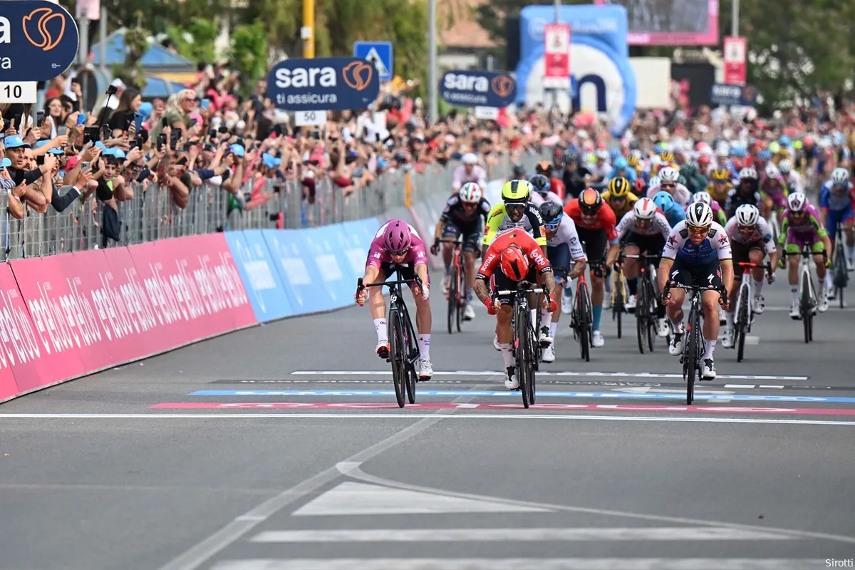 Démare klopt Ewan in fotofinish Giro d'Italia, massaspurt Bol voorbij na contact met Gaviria