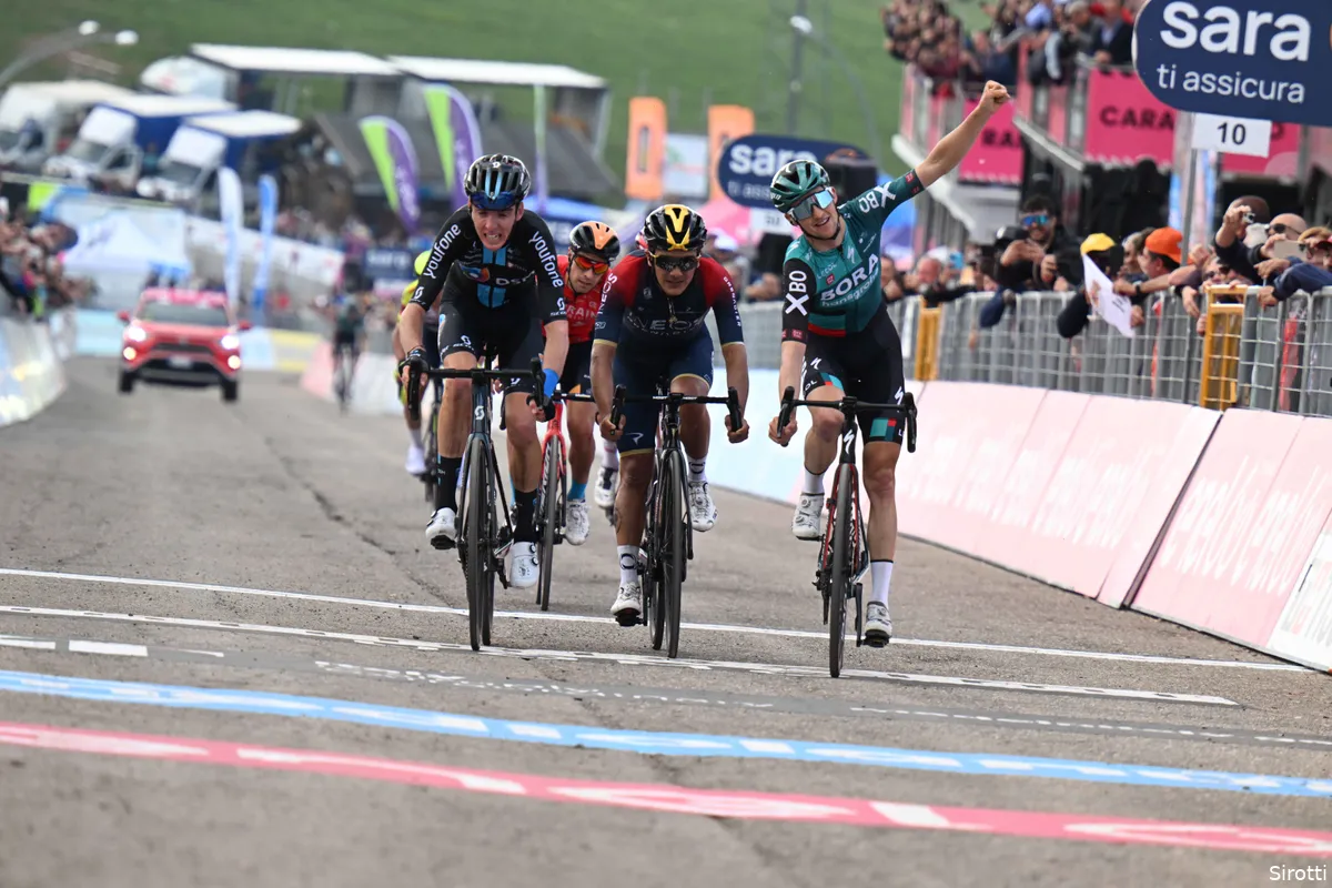 Giro op zijn kop op Blockhaus: Hindley grijpt dagzege, bijltjesdag onder favorieten