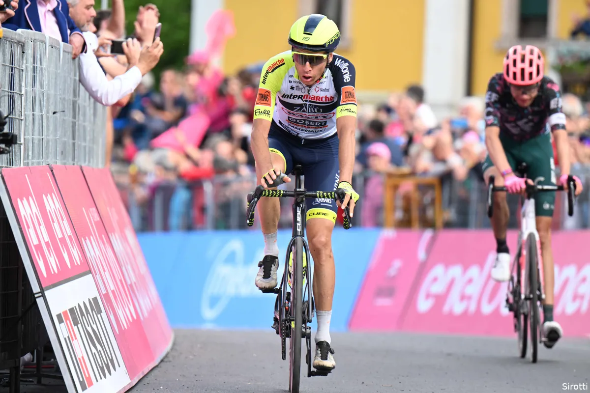 Hirt stijgt naar plek zeven na derde plaats: 'Veel energie in de voorsprong gestoken'