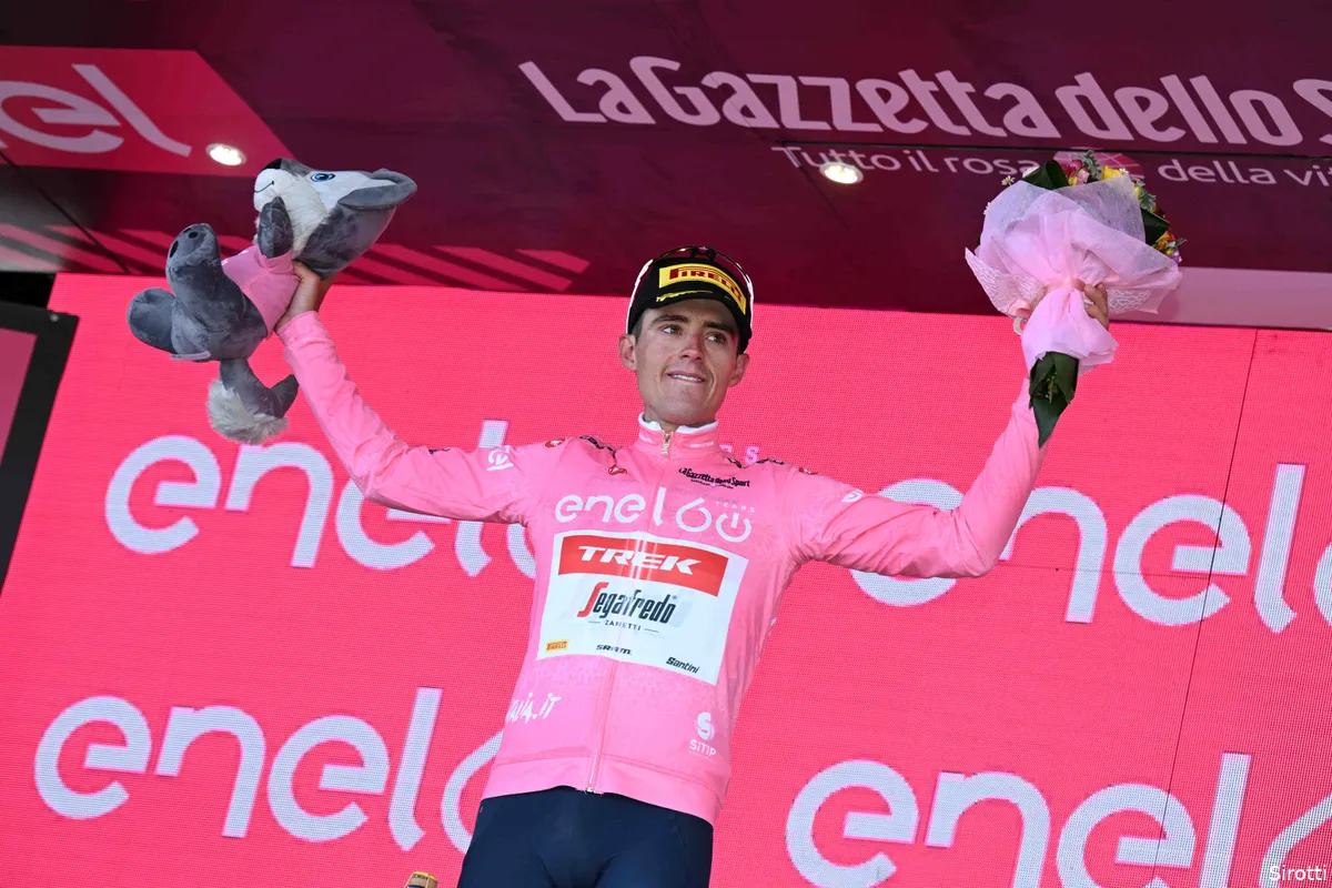 López pakt roze trui over van Van der Poel: 'Ga er elke dag van genieten'