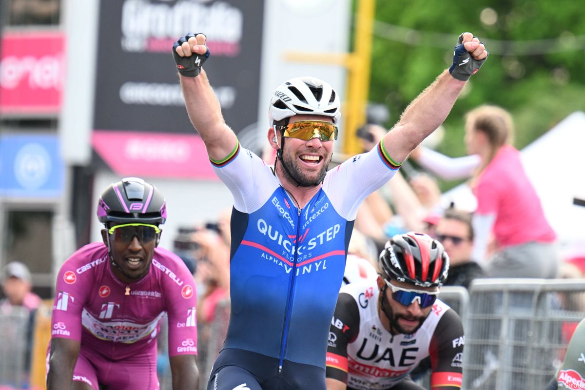 Mark Cavendish rondt lange sprint knap af in derde etappe Giro d'Italia