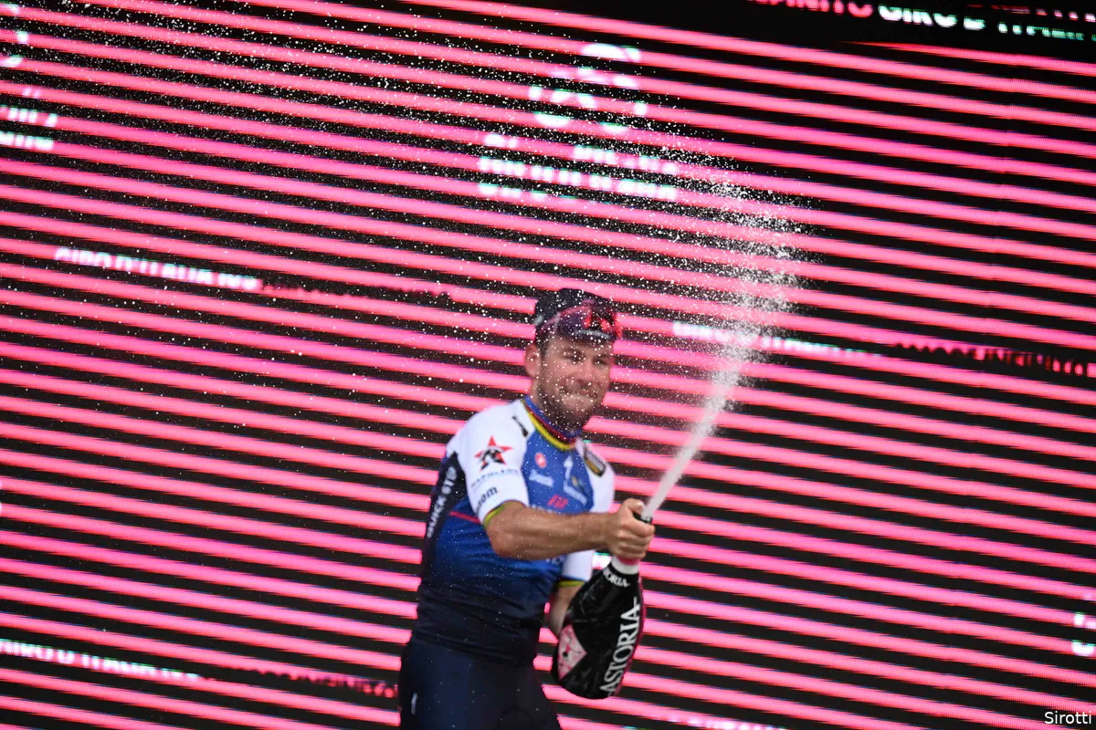 Cavendish blij met zege, maar ook kritisch richting jonge ploegmaat: 'Heb Schmid niet gezien'