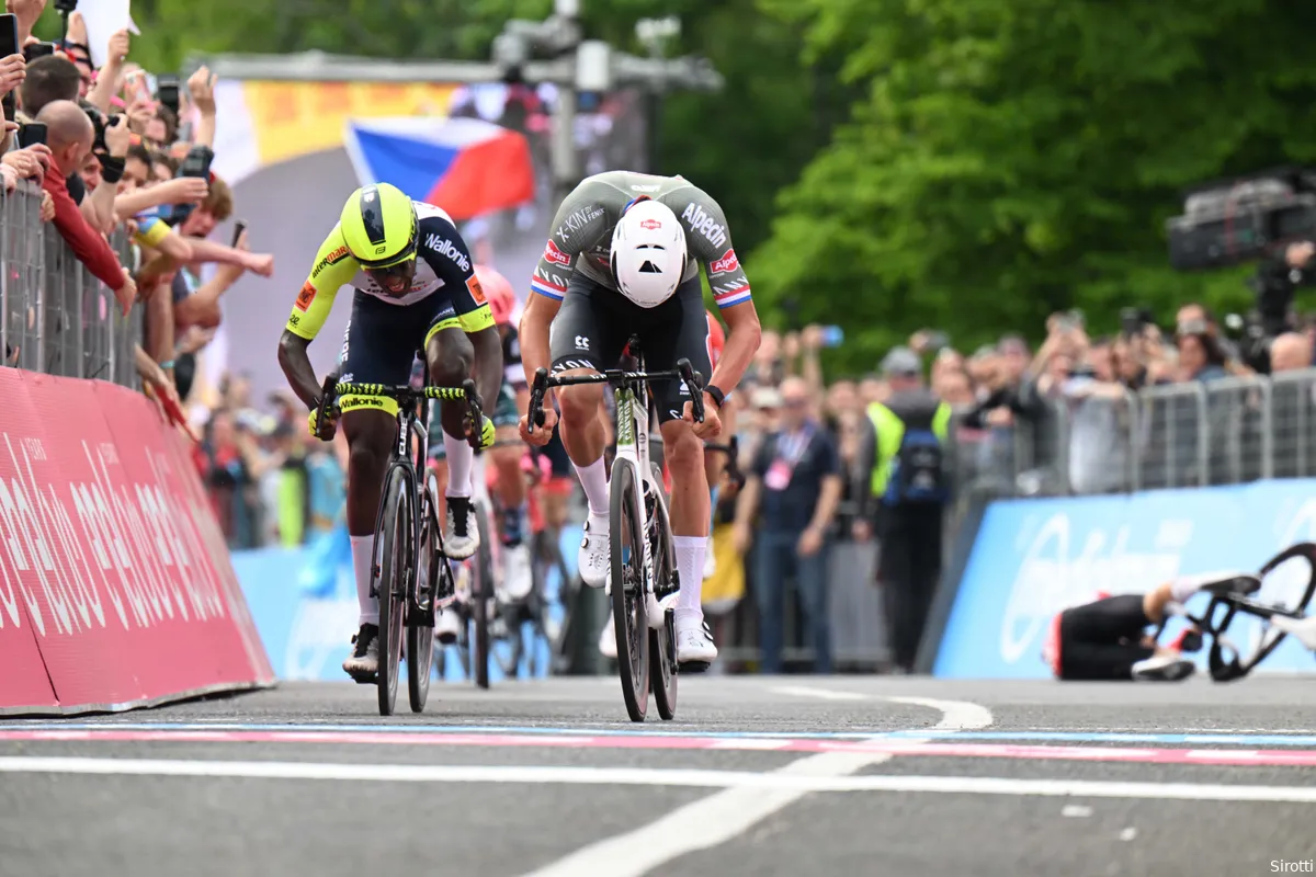 Mathieu van der Poel maakt favorietenrol waar met ritwinst en eerste roze trui; Girmay tweede