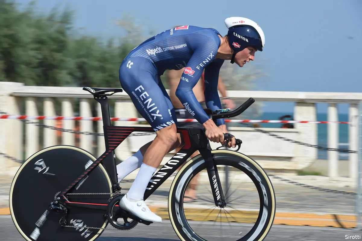 Van der Poel trekt met 'uitzonderlijk' snelpak van 3200 euro naar Tourtijdrit in Kopenhagen