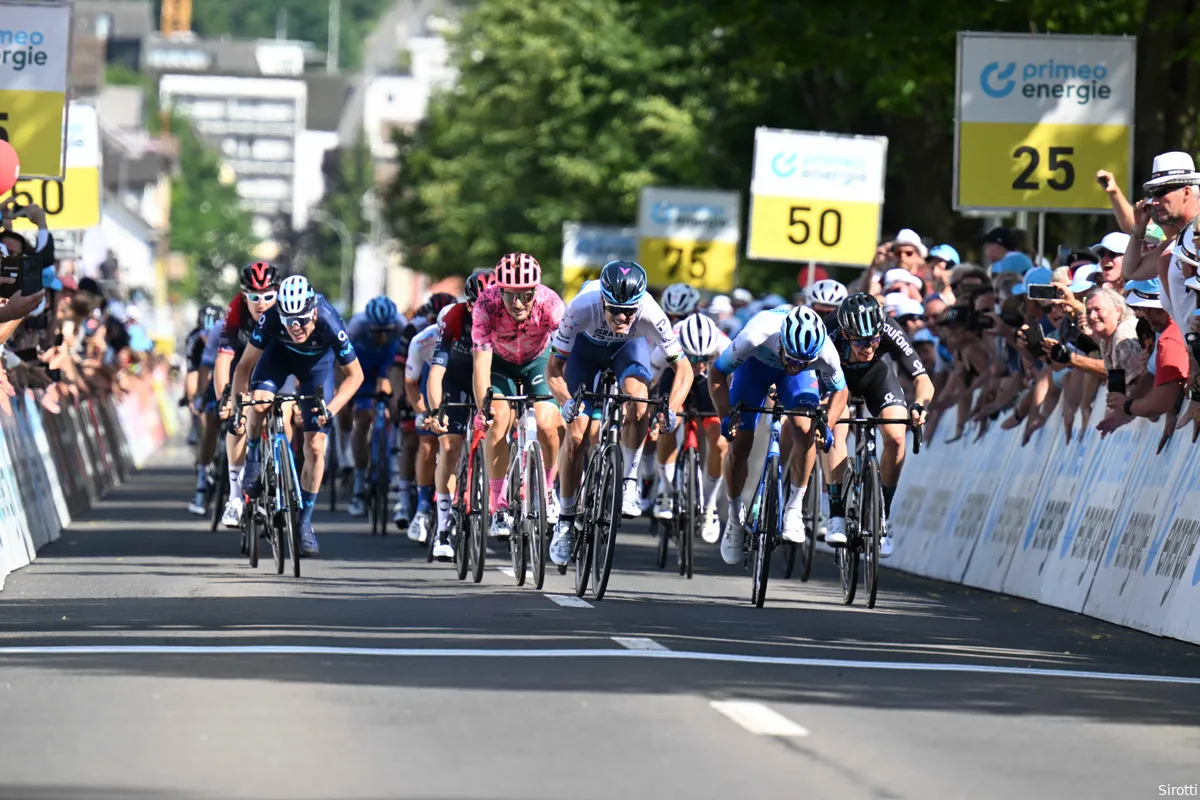Daryl Impey klopt Matthews in sprint van uitgedund peloton in Ronde van Zwitserland